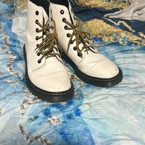 Authentic white leather combat Dr.Martens size 11 W 9.5 M gender neutral shoe